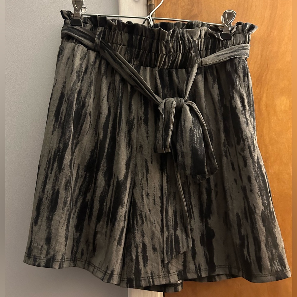2/$12 bundle - Lularoe Ella paper bag shorts - small